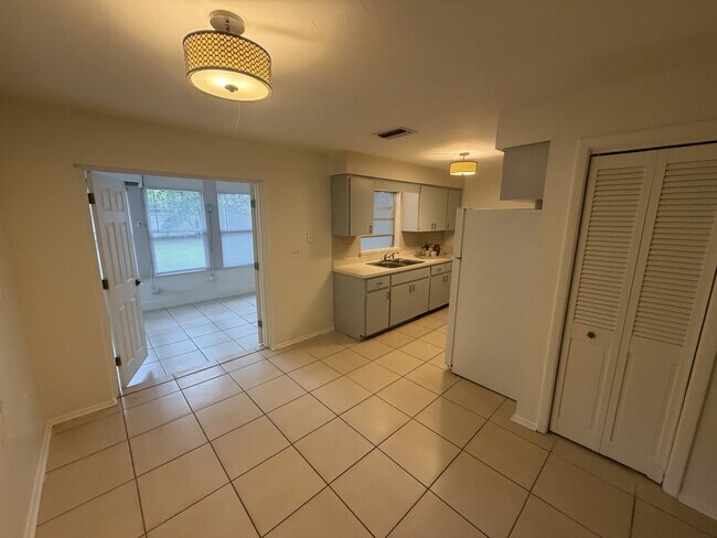 Building Photo - 705 Bayou Ave