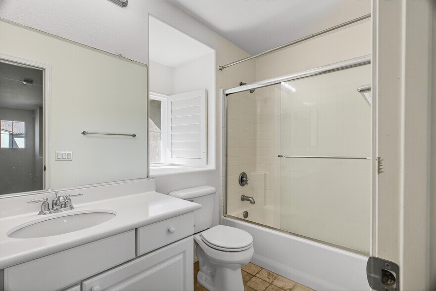 Building Photo - 1757 E Flora St