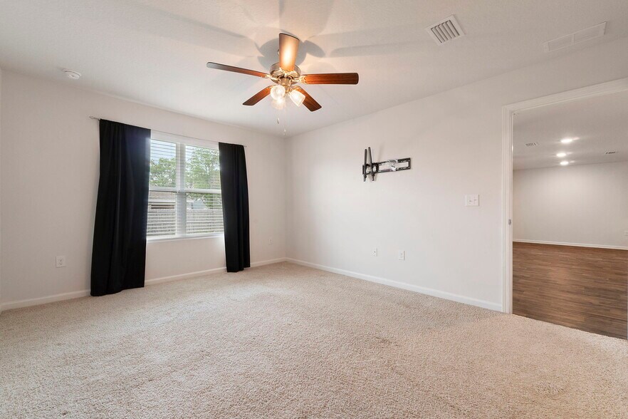 Building Photo - 7805 Lakeside Oaks Dr