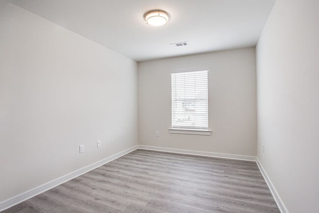 Building Photo - 715 W Vincent Dr