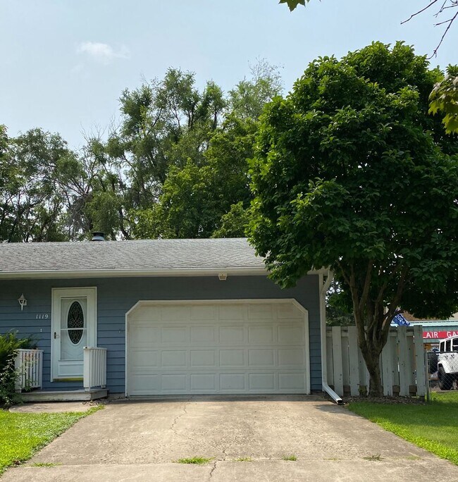 Building Photo - Recently refurbished 3 BR home in Normal