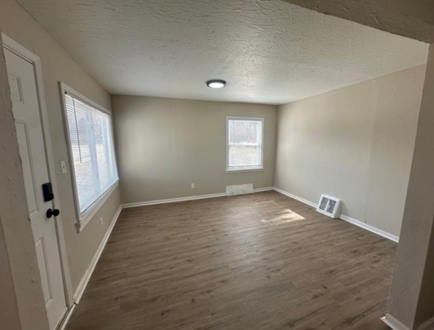 Building Photo - This beautifully updated 3-bedroom, 1-bath...