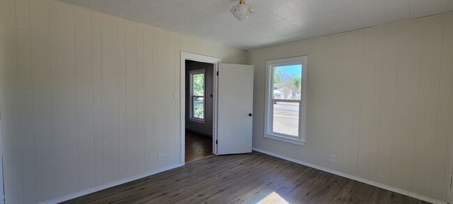 Building Photo - 2 Bedroom 1 Bath Home