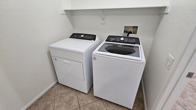 Building Photo - Adorable Single Level Condo  Close to Summerlin!!!