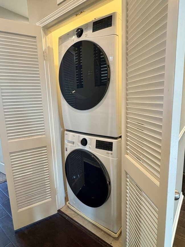 Building Photo - Tri-Level Condo within Walking Distance to The Collection!