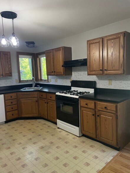 Building Photo - 21 Pleasant St