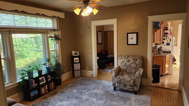 Building Photo - 1410 Breda Ave