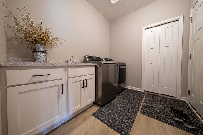Building Photo - 280 Primrose Path