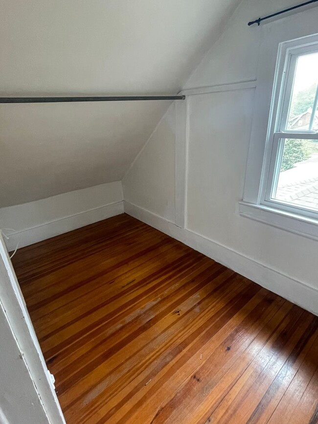 Building Photo - Beautiful Historic Kenilworth 3 bed, 1.5 b...