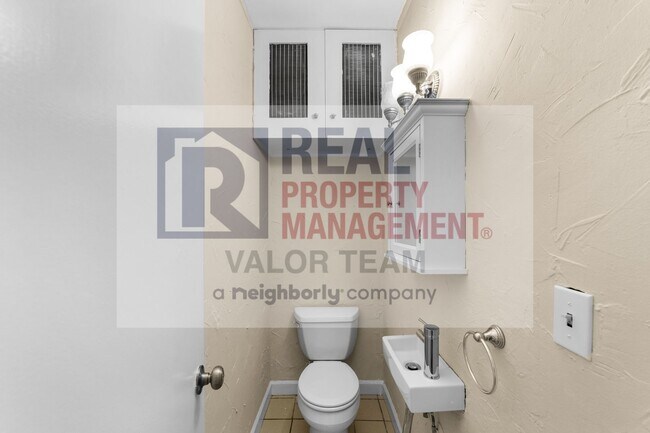 Building Photo - Beautifully maintained 3bd/1.5 bath Coloni...