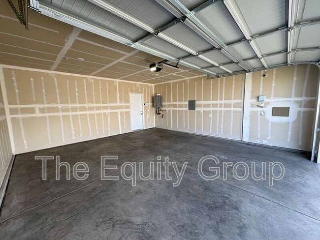 Building Photo - 241 E Tyler Ave