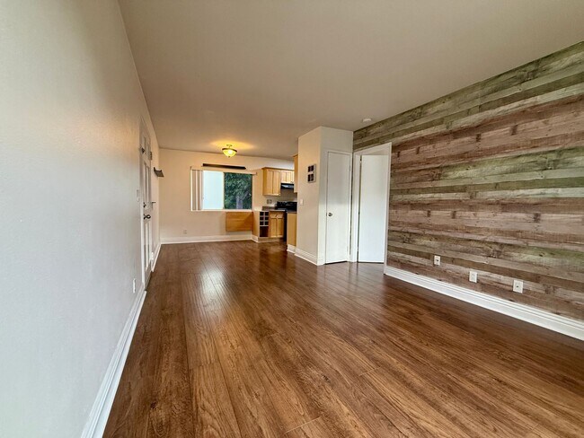 Building Photo - Location! Location! 1 Bedroom Condo in Mis...