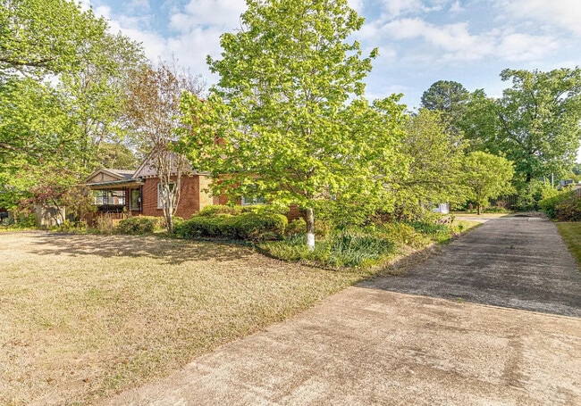 Building Photo - 1205 W Oak Ave