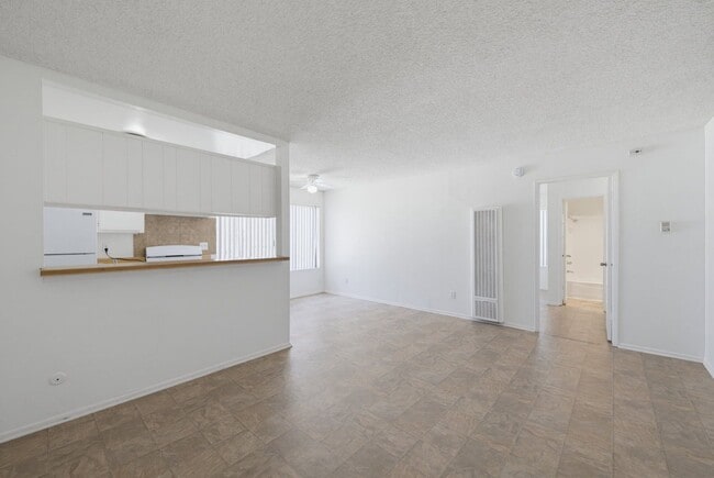 Building Photo - 6907 Whitsett Ave