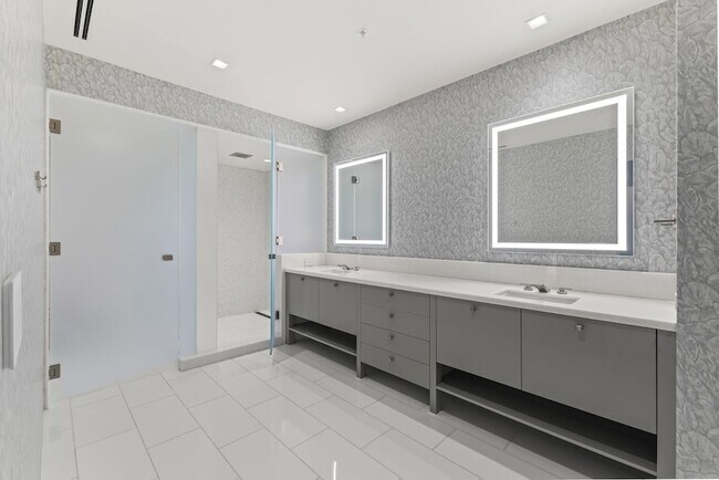 Building Photo - 6587 N Palmeraie Blvd