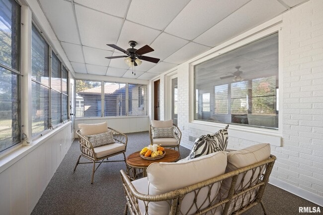 Building Photo - 205 W Glen Ave