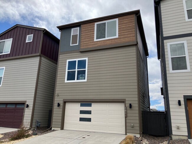 Building Photo - 2 Bedroom Home with VIEWS of the Mountains