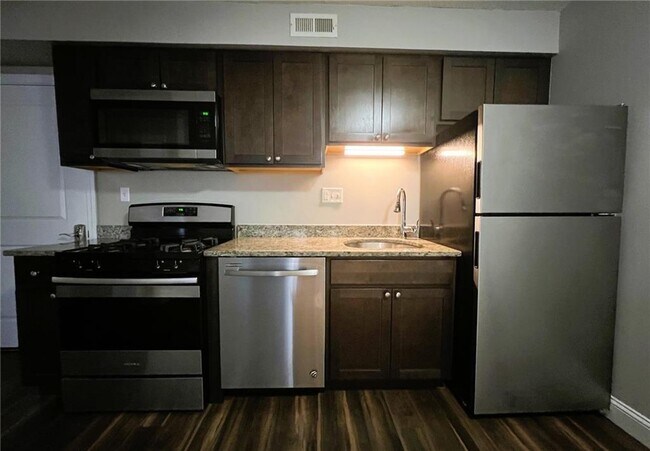 Building Photo - 879 Bernon St