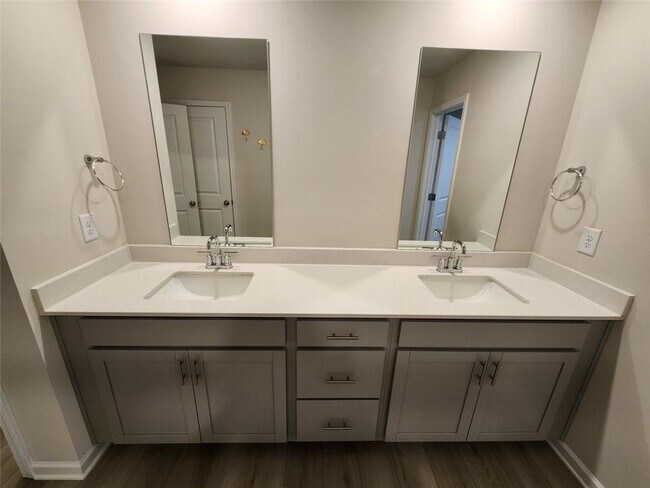 Building Photo - 235 Vly Oak Dr
