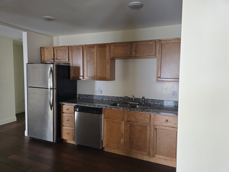 Building Photo - 152 N Main St