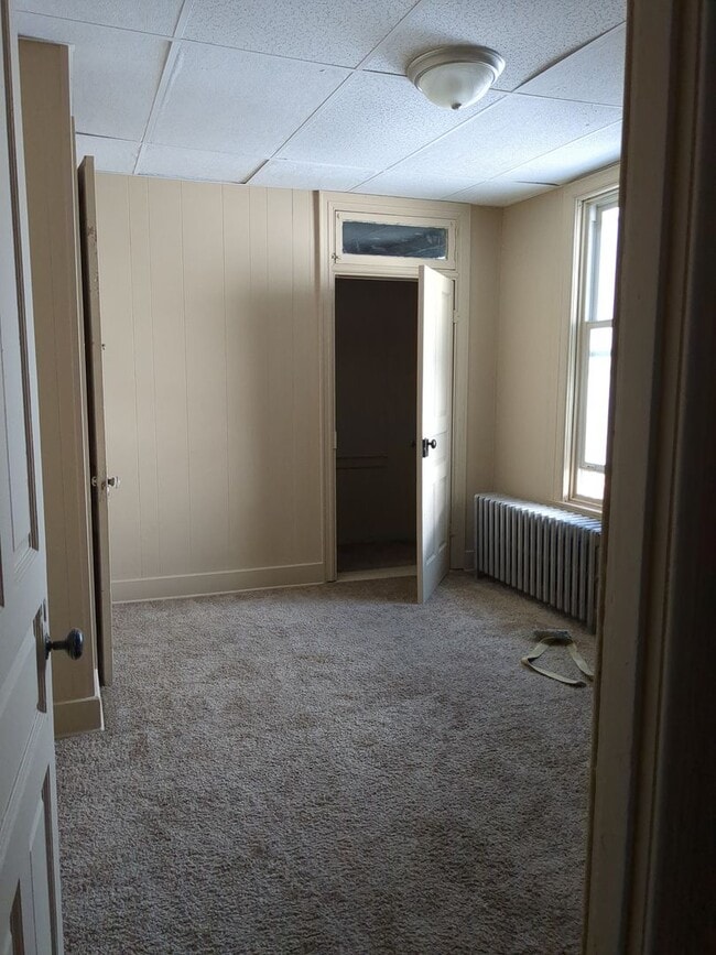 Building Photo - Recently renovated 4/5 Bedroom house