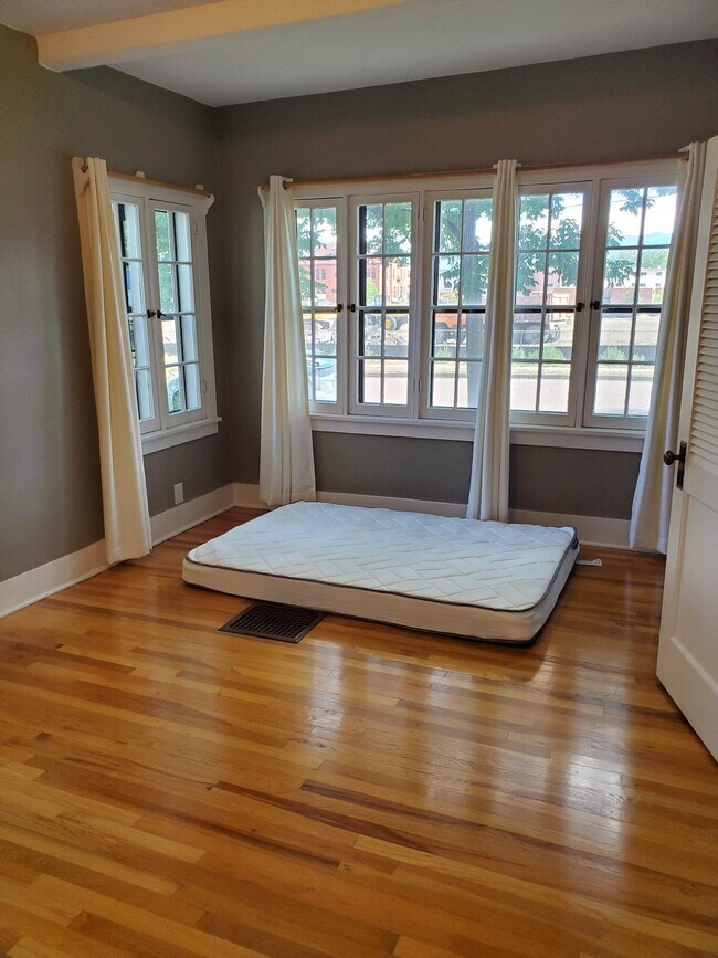 Building Photo - 607 Floral Ave