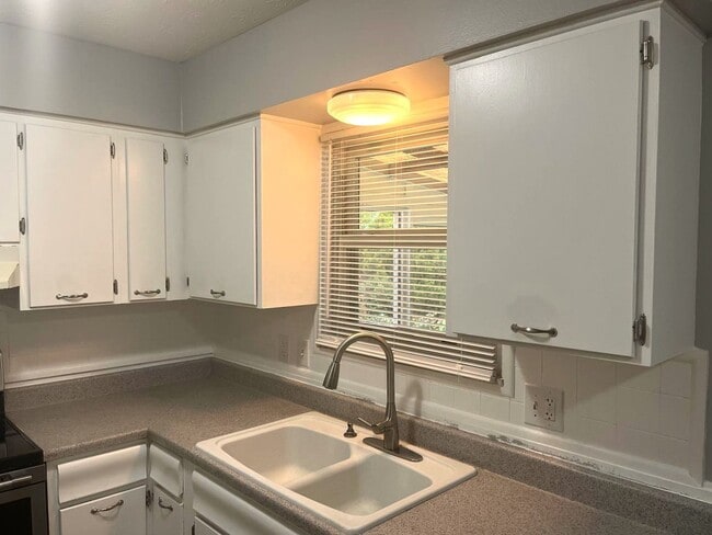 Building Photo - 5101 Holbrook Dr