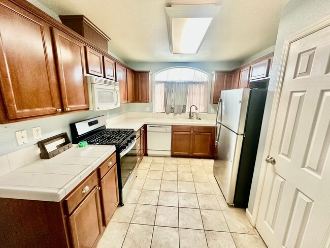 Building Photo - Spacious South Fresno 4/2