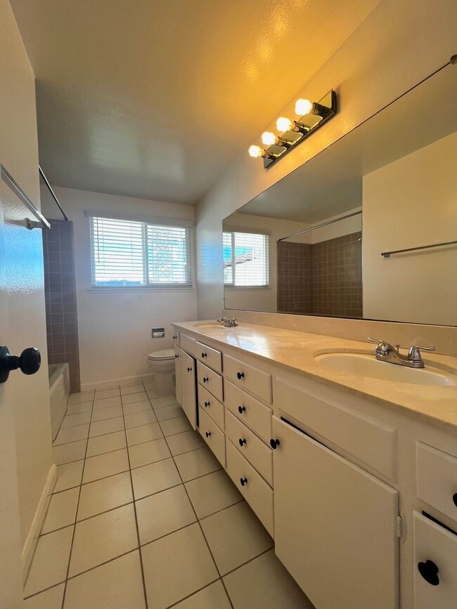 Building Photo - Spacious 4-bedroom, 2.5-bath Home Fountain Valley