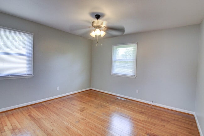 Building Photo - 105 Sandy Ln