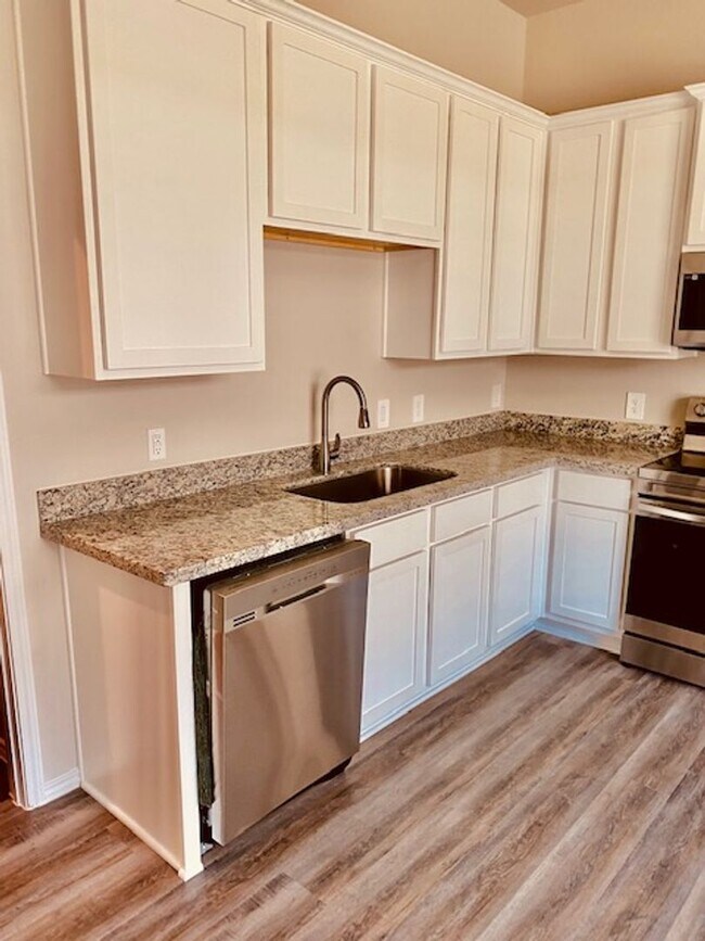 Building Photo - NEW 3 BEDROOM 2 BATH LEASE HOME IN WILLIS