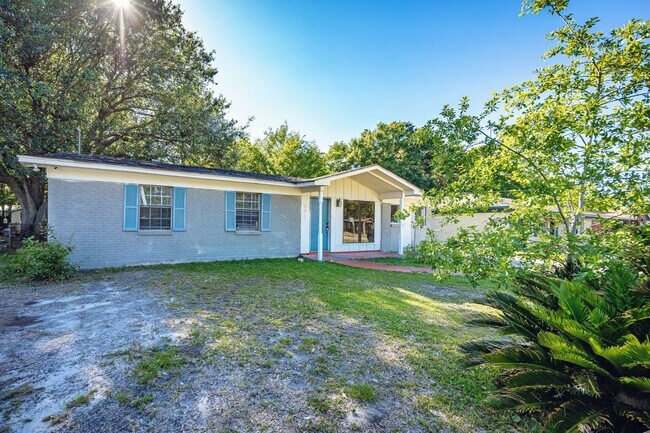 Building Photo - 5612 Rose Dr