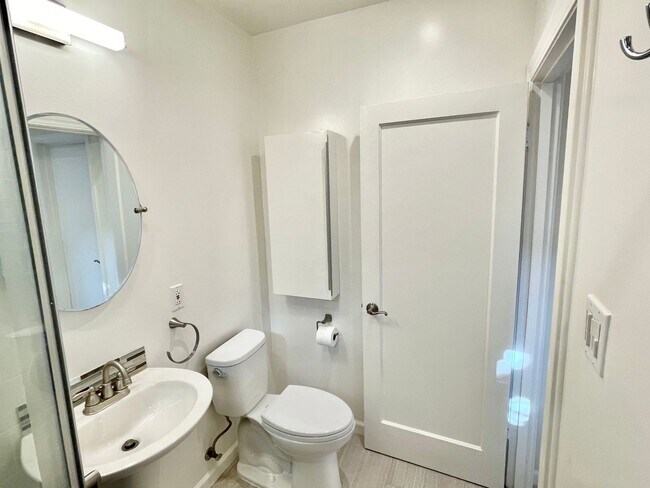 Building Photo - 1BR/1BA Remodeled Garden Unit! Charm Galor...
