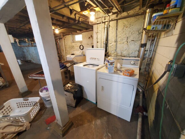 Building Photo - AVAILABLE May 2026 - Wonderful 4 Bedroom House - 2 Car Garage