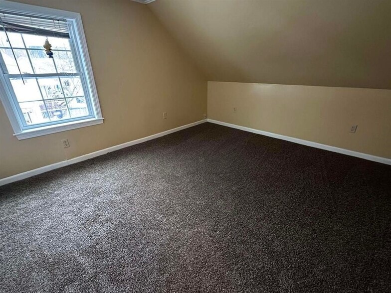 Building Photo - 20 Spring