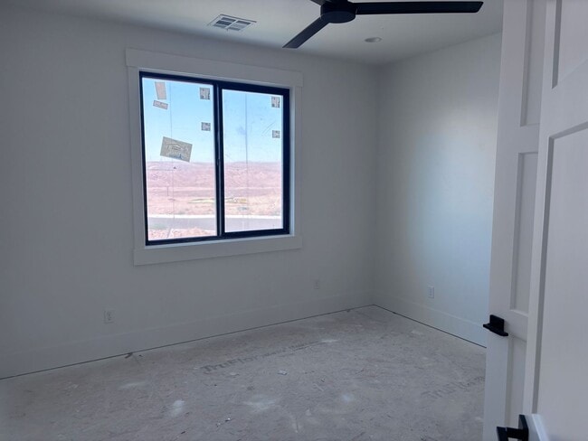 Building Photo - Awesome 5 bed 2.5 Bath Desert Canyons Home...