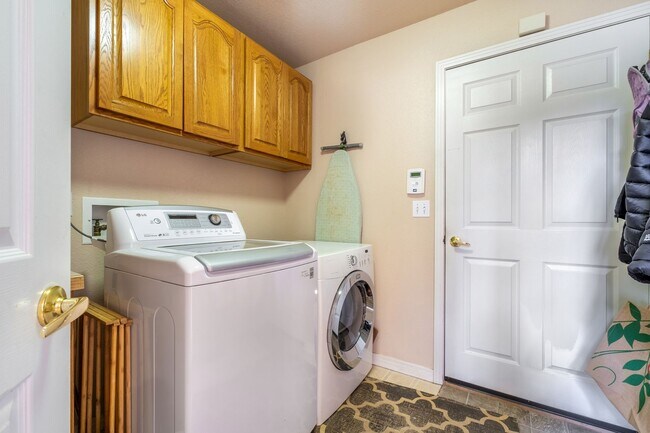 Building Photo - Gorgeous 6 bed 3.5 bath home located in Longmont, CO!