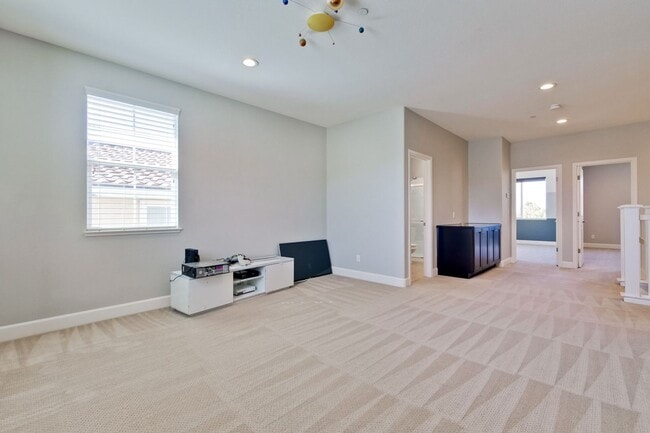 Building Photo - Gorgeous and Very Spacious Home - 3BR 2.5 BA in  San Jose - This is a MUST SEE!!!