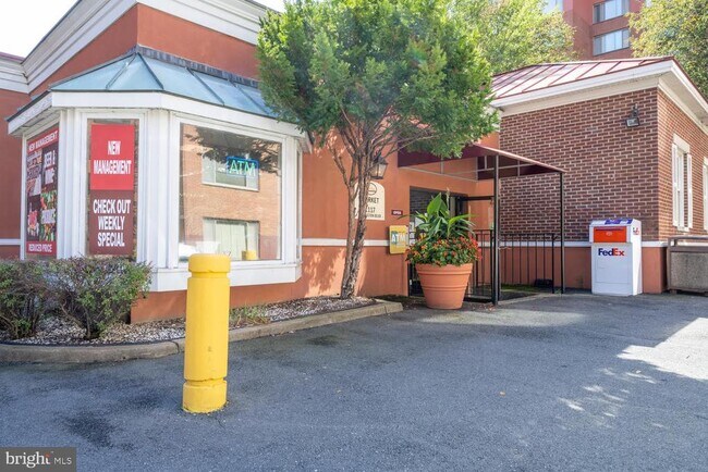 Building Photo - 1021 Arlington Blvd