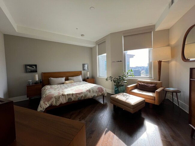 Building Photo - Spacious 2 bedroom 3 bath condo with offic...