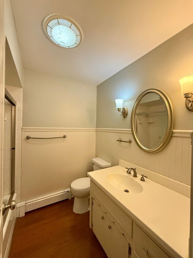 Building Photo - Beverly Manor 946