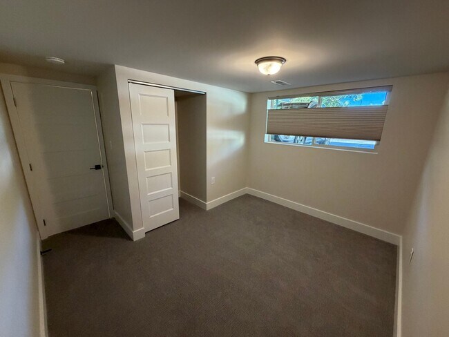 Building Photo - 2036 Highland View Cir