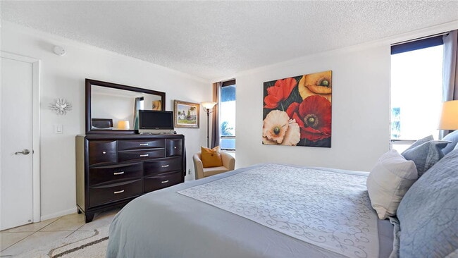 Building Photo - 4800 Bayview Dr