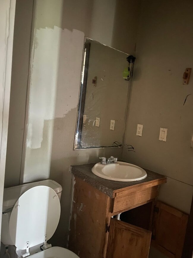 Building Photo - 5 Bedroom, 3 Bath 2,128 sq ft Doublewide T...