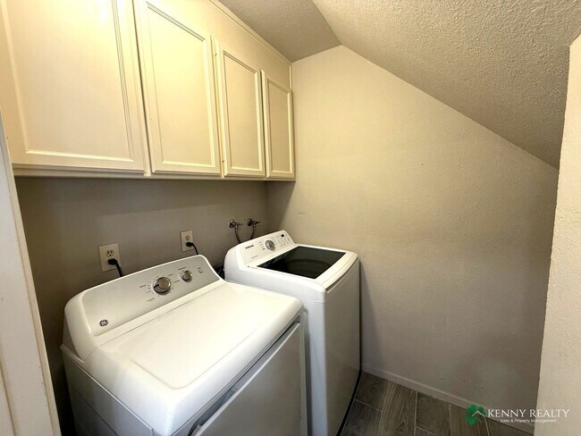 Building Photo - Remodeled 2-Bedroom Home with City Views in Daly City