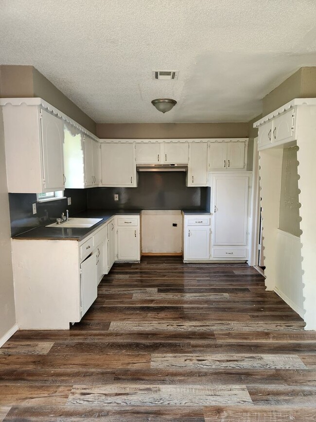 Building Photo - 5 Bed 1.5 Bath Home in Midwest City!