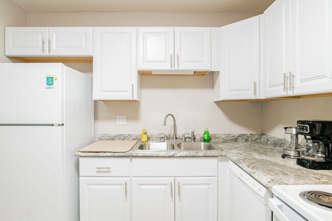 Building Photo - Coastal Condo for rent!