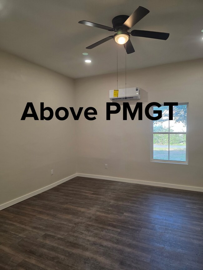 Building Photo - New remodeled 4 bedroom & 4 Bathroom Single Family home can also qualify as a student home.