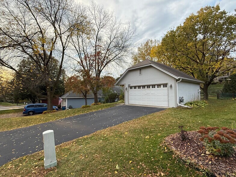 Building Photo - 5864 Red Cherry Ln