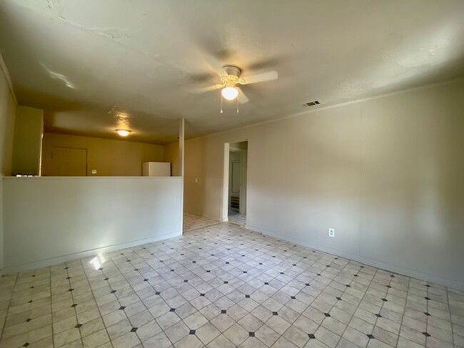 Building Photo - 2 Bedroom 1 Bath Home In Bossier City! - S...